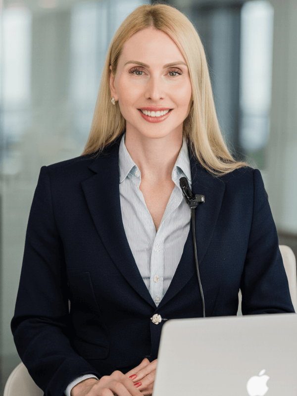Susanne mit Laptop führt ein KI-Training für ein Unternehmen durch.